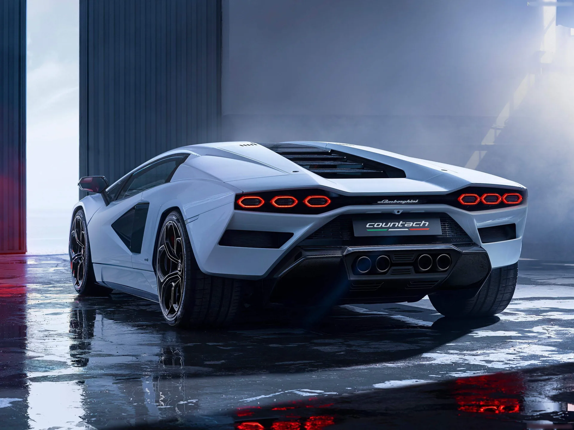 Lamborghini Countach LPI 800-4 (2022) – zadní tříčtvrteční pohled