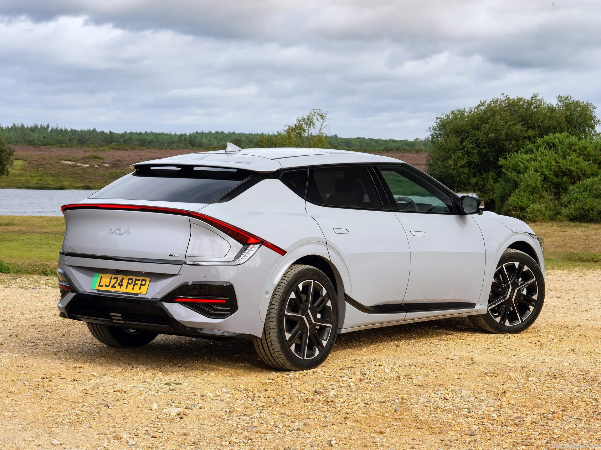 Kia EV6 [UK] (2025) – zadní tříčtvrteční pohled