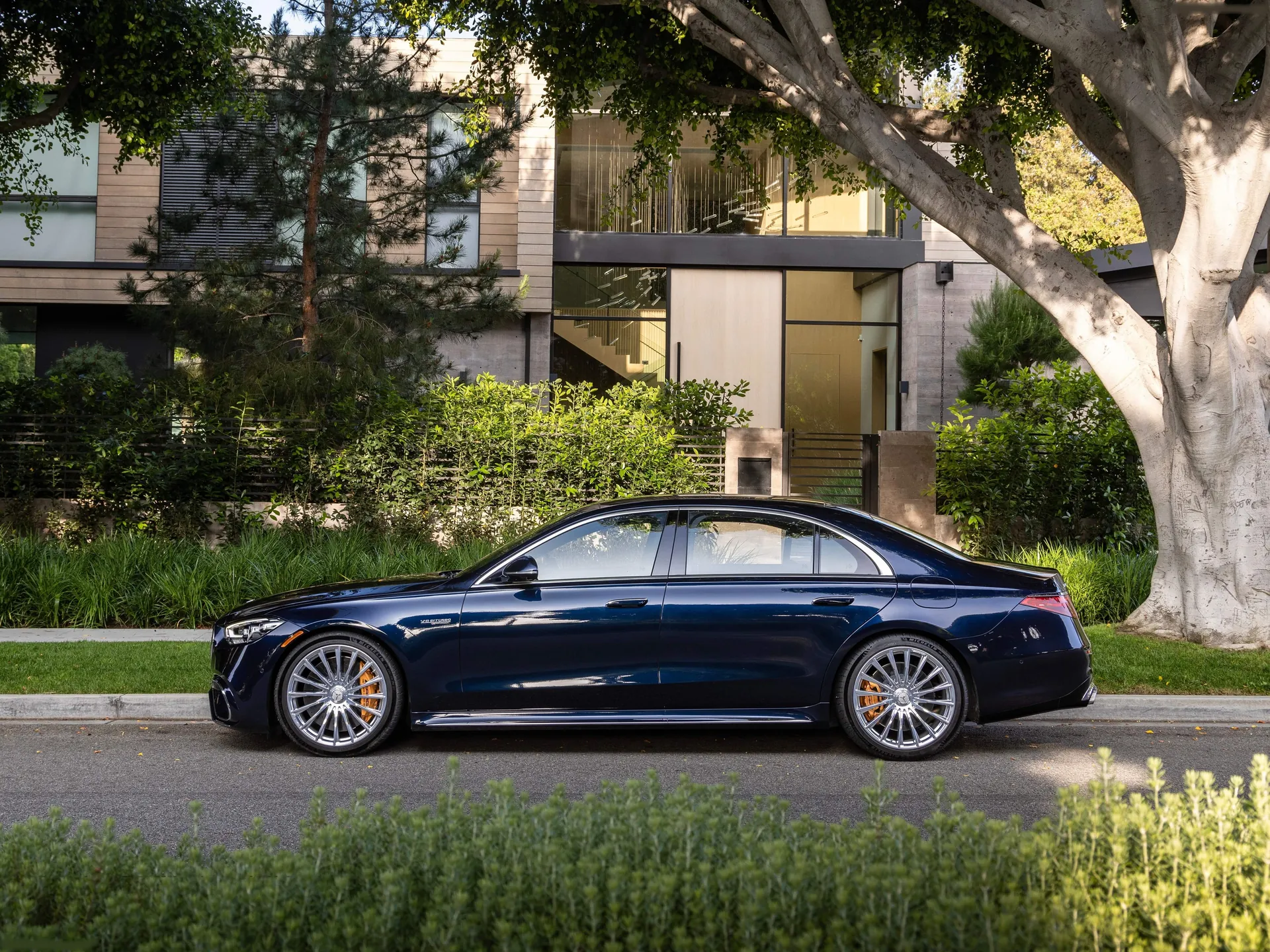 Mercedes-Benz S63 AMG E Performance [US] (2024) – boční profil