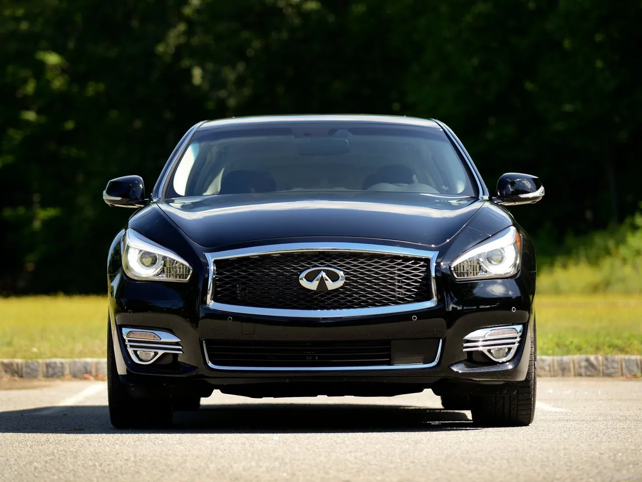 Infiniti Q70L (2015) - Front