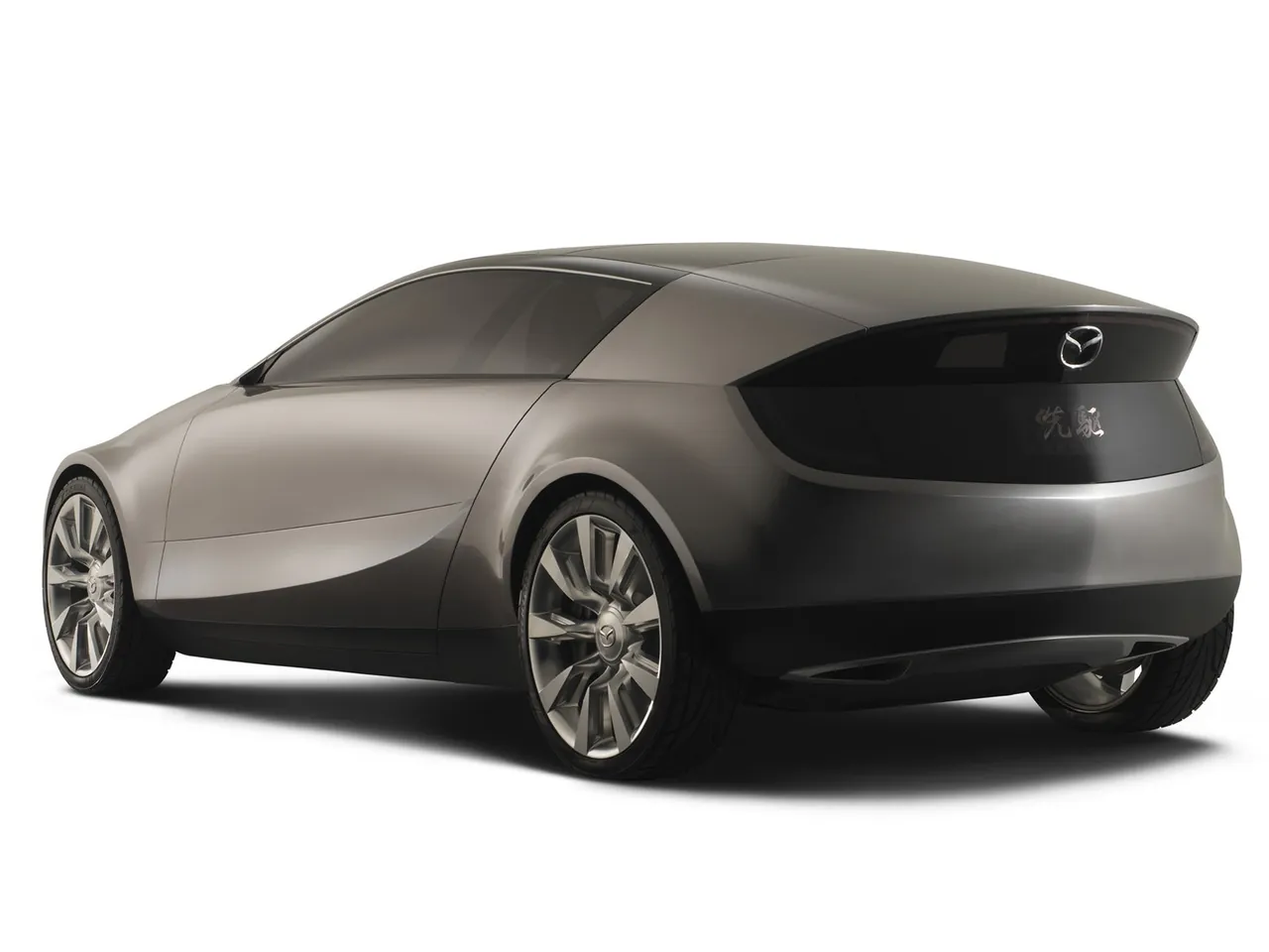 Mazda Senku Concept (2005) – zadní tříčtvrteční pohled