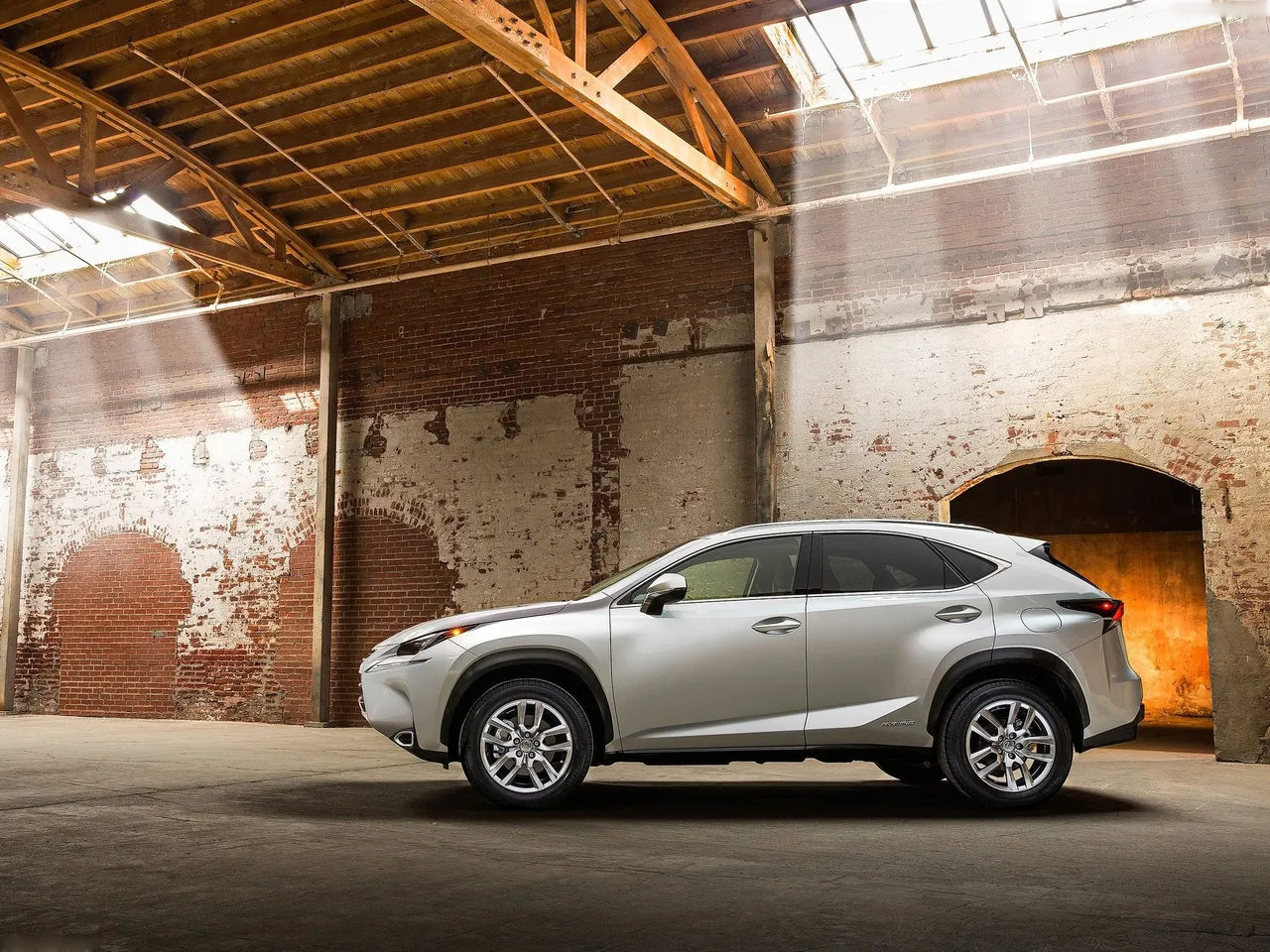Lexus NX (2015) – boční profil