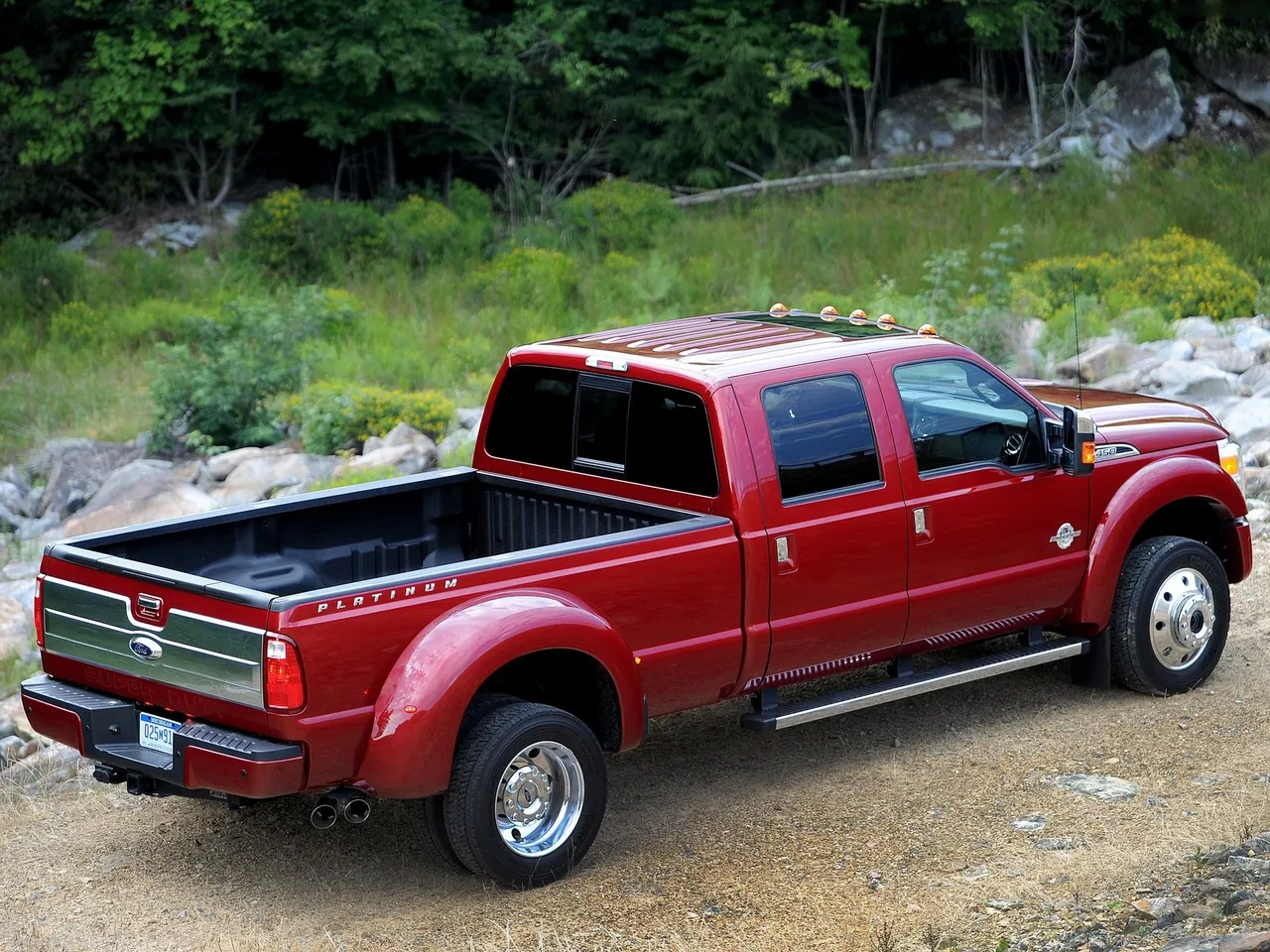 Ford Super Duty (2015) – zadní tříčtvrteční pohled