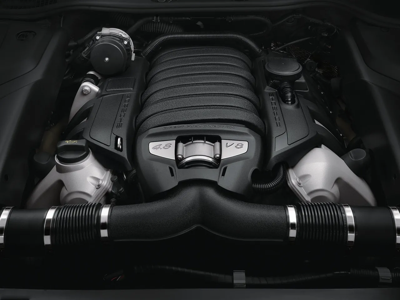 Porsche Cayenne GTS (2013) – motorový prostor