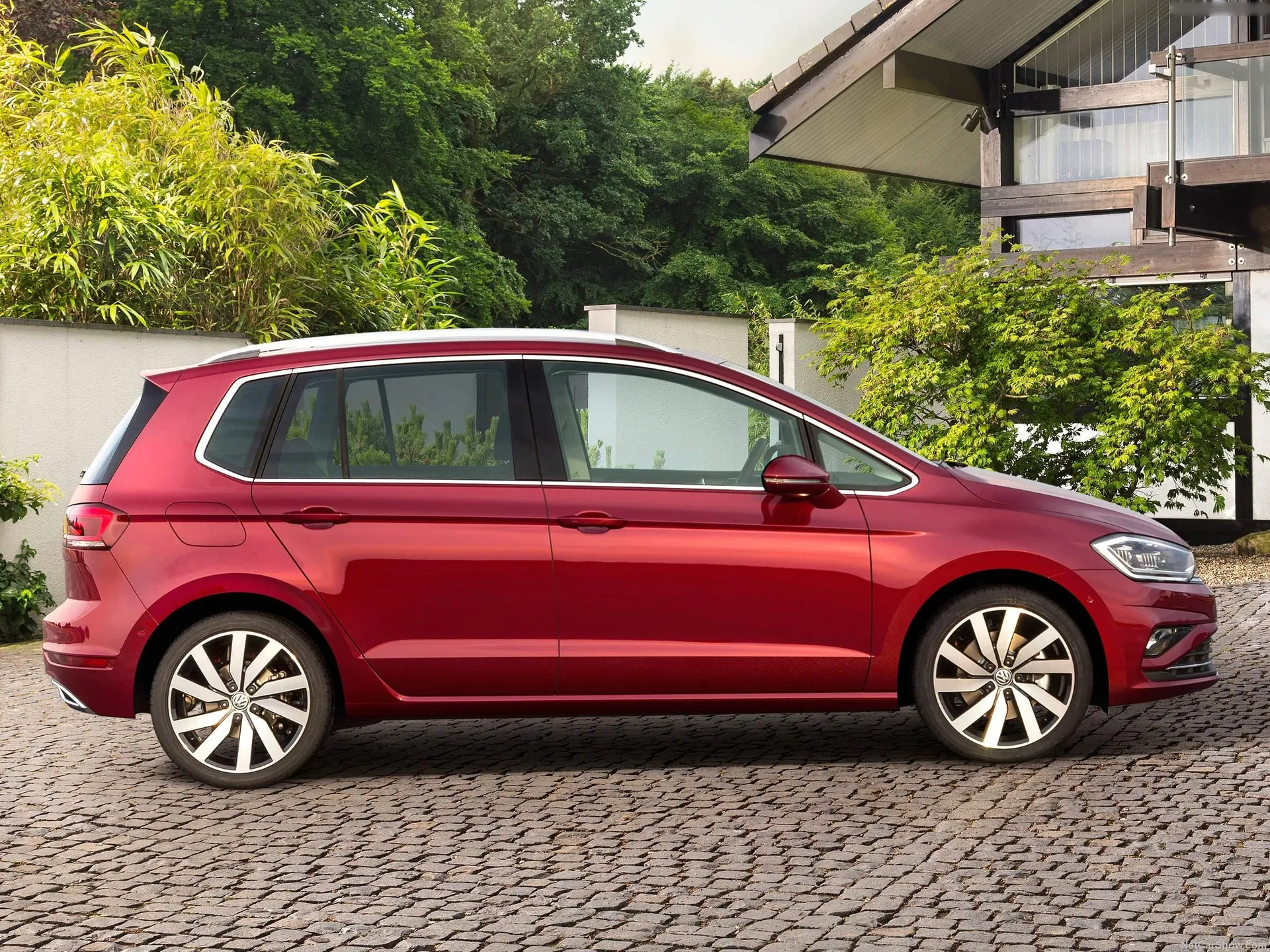 Volkswagen Golf Sportsvan (2018) - Side Profile