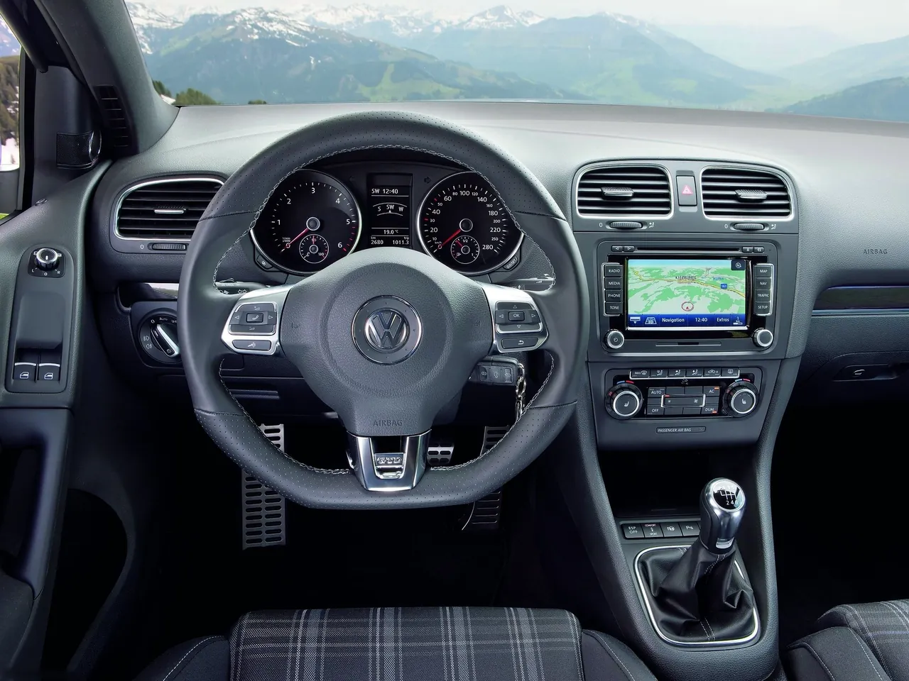 Volkswagen Golf GTD (2010) - Interior