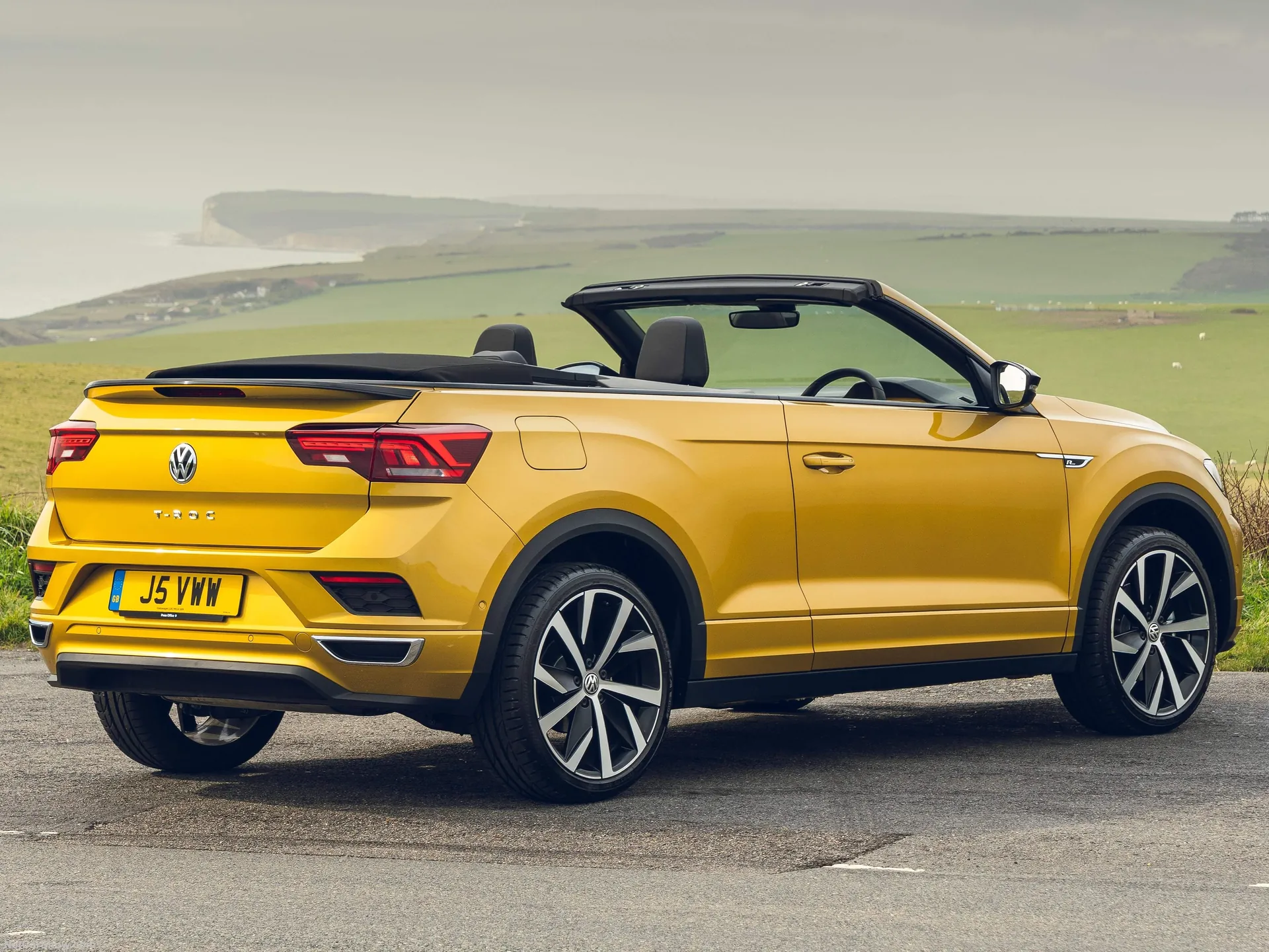 Volkswagen T-Roc Cabriolet [UK] (2020) – zadní tříčtvrteční pohled