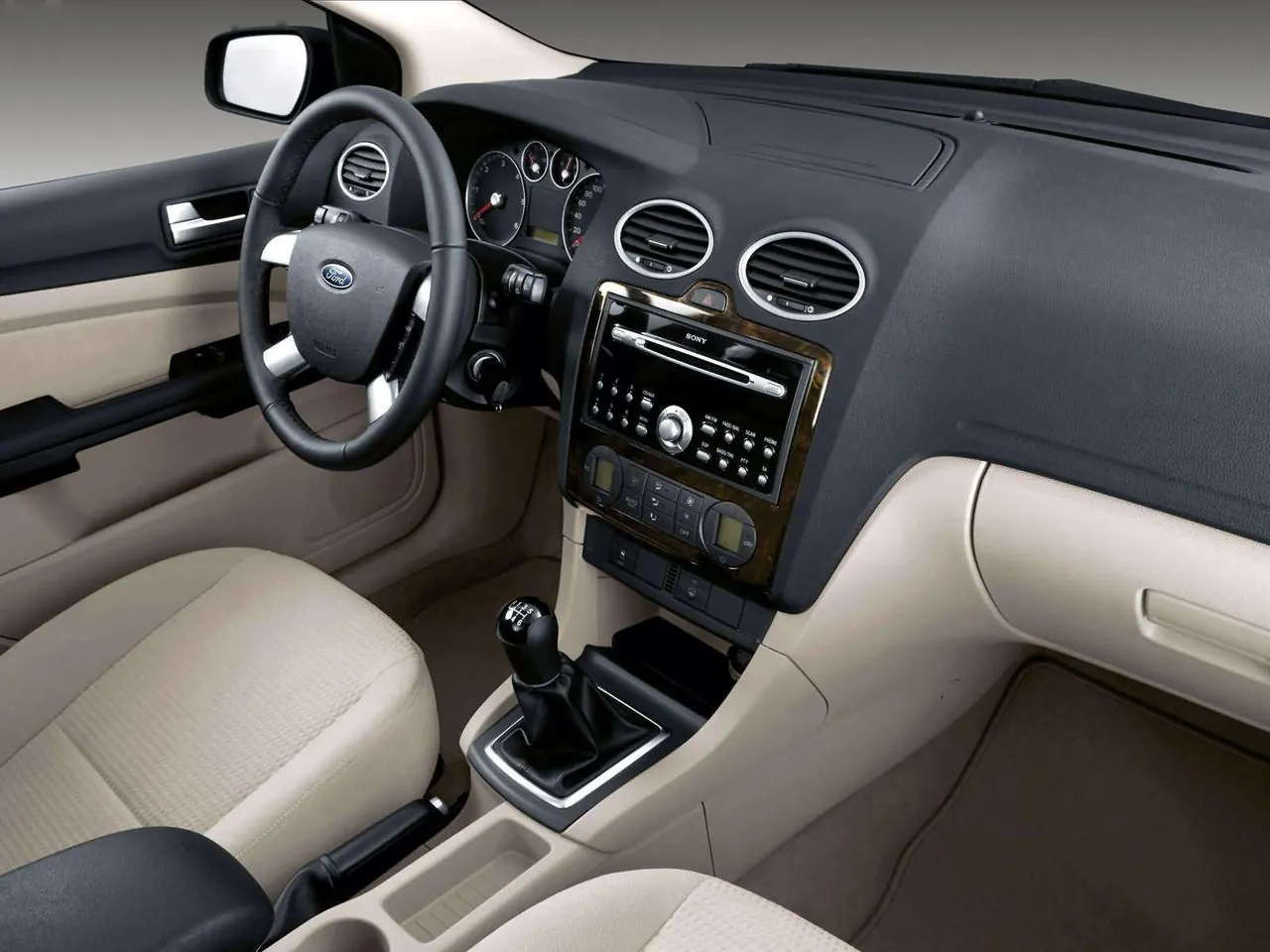 Ford Focus 3door [EU] (2004) – interiér