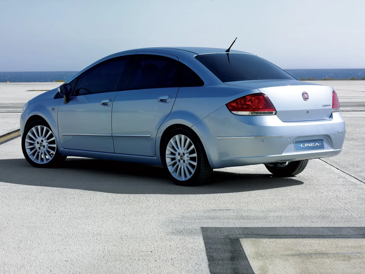 Fiat Linea (2007) – zadní tříčtvrteční pohled