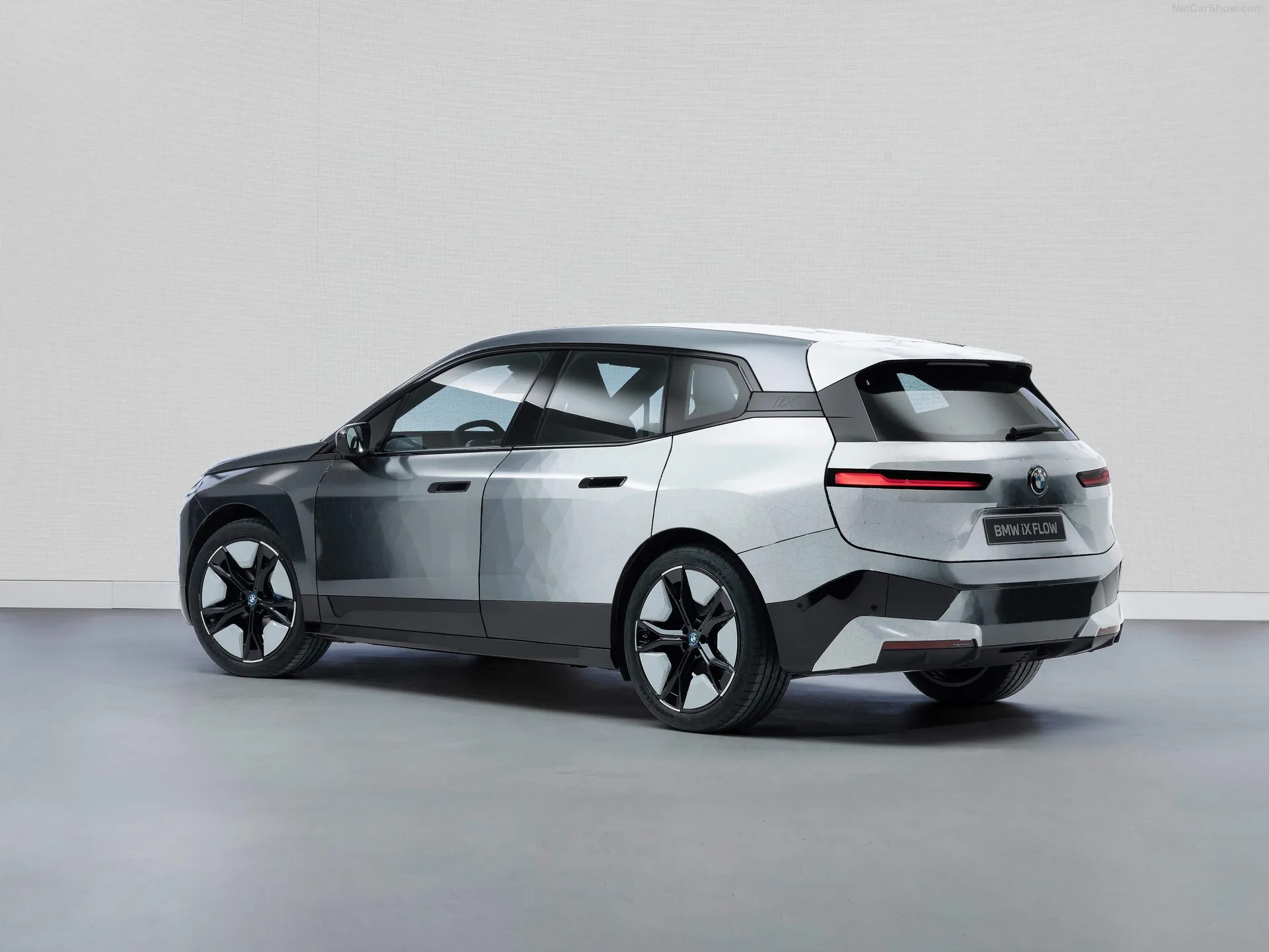 BMW iX Flow Concept (2022) – zadní tříčtvrteční pohled