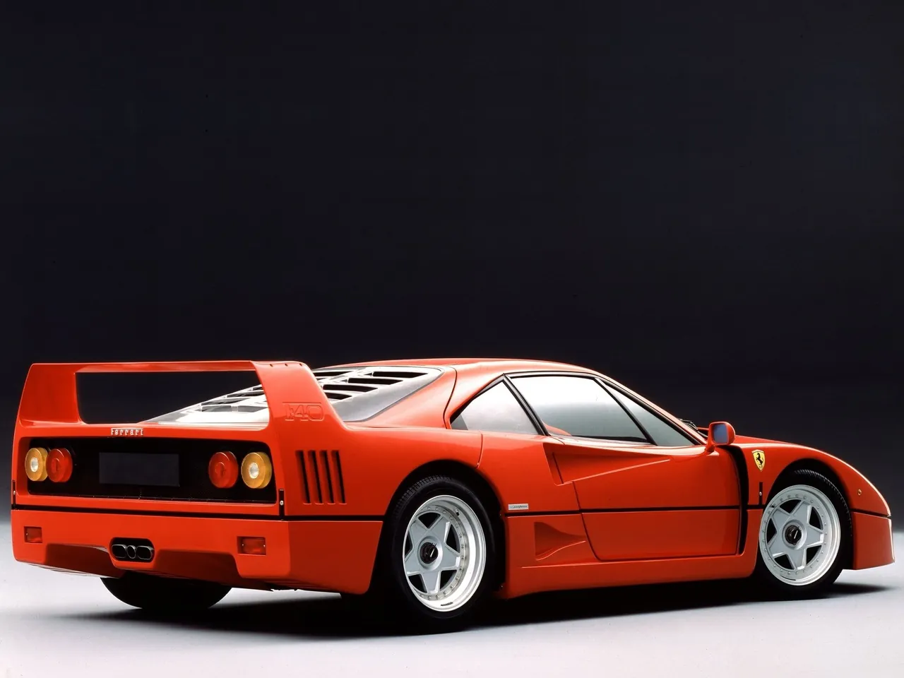Ferrari F40 (1987) – zadní tříčtvrteční pohled