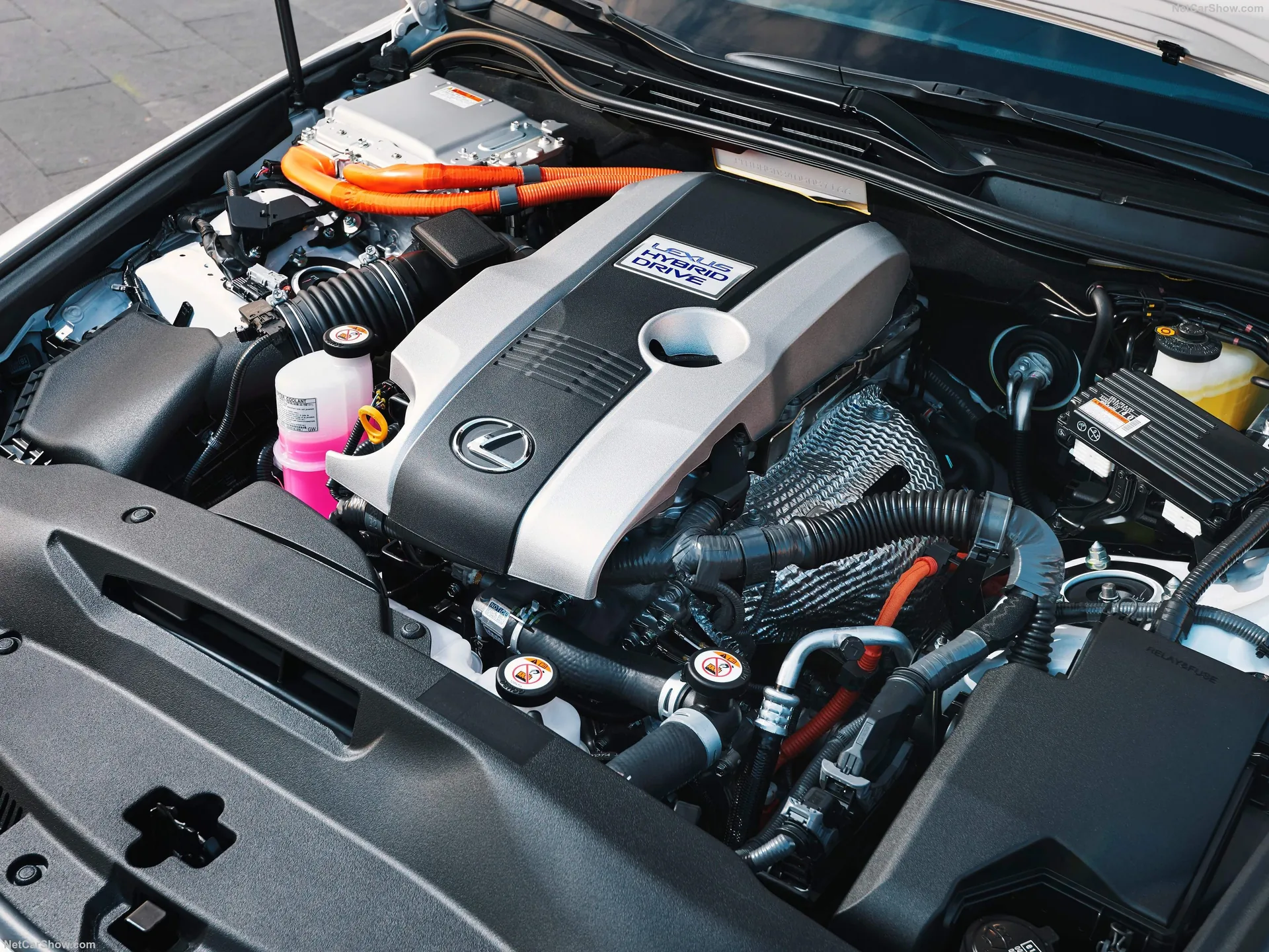 Lexus IS (2017) – motorový prostor