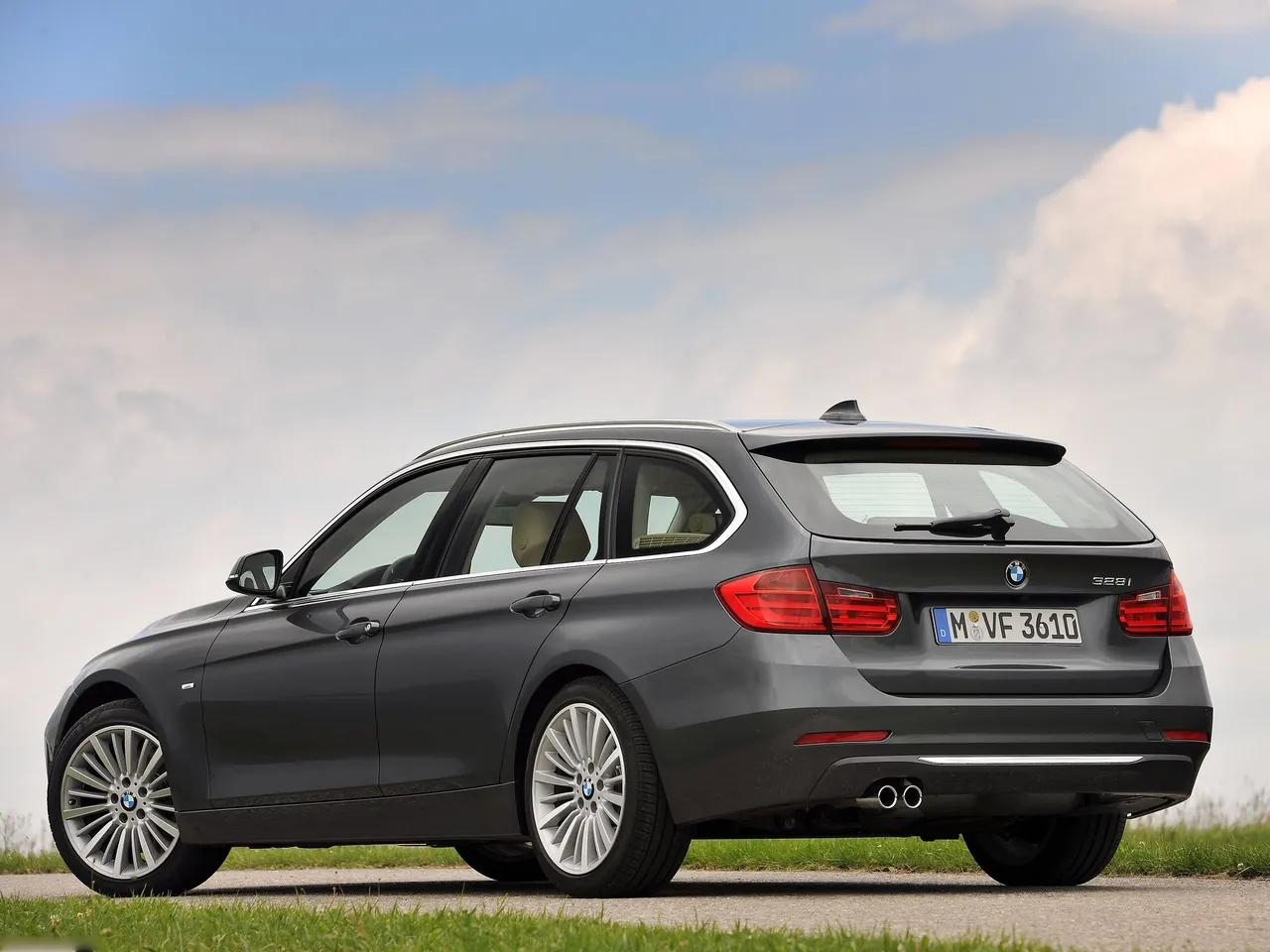 BMW 3-Series Touring (2013) – zadní tříčtvrteční pohled