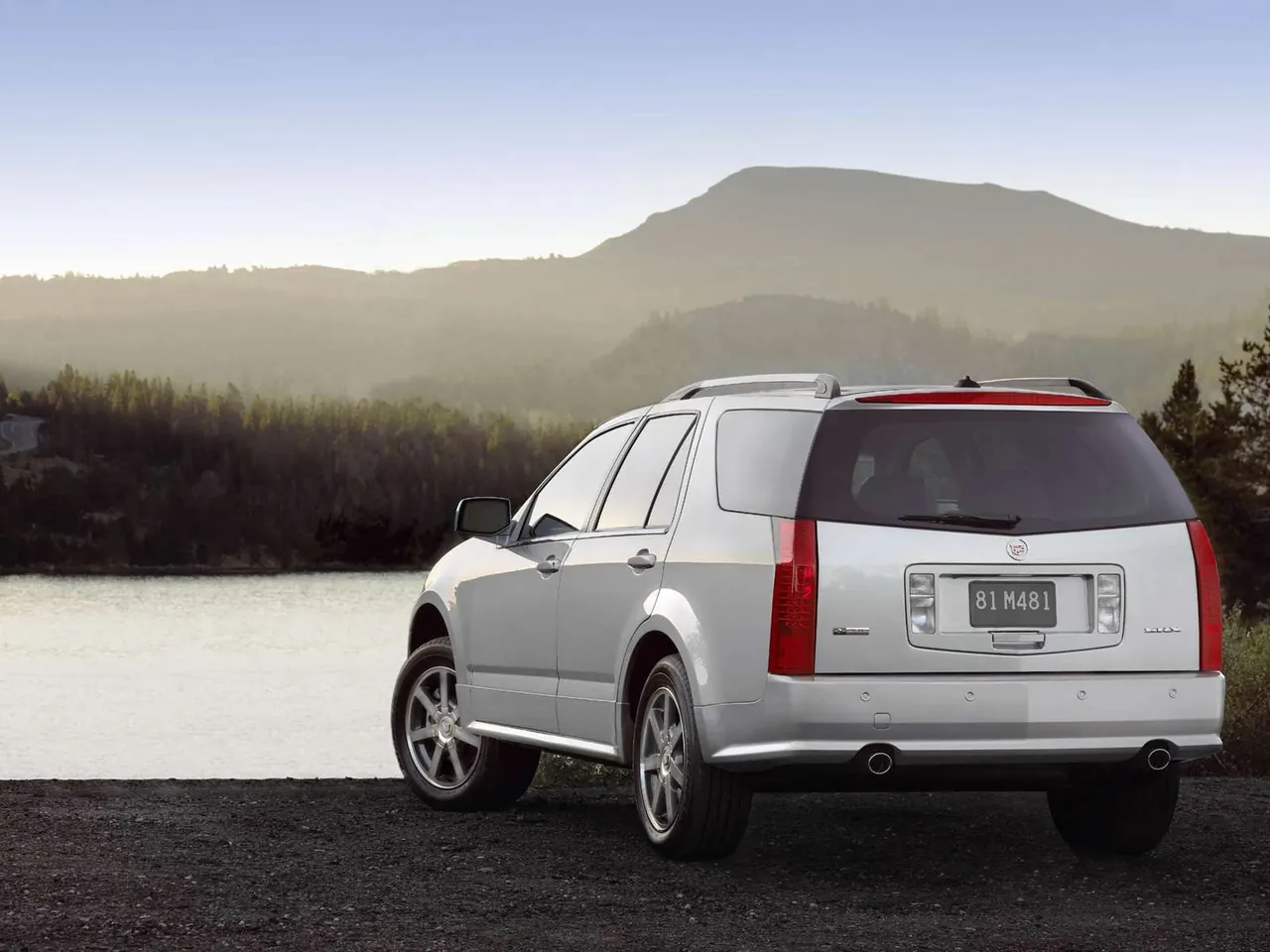 Cadillac SRX (2004) – zadní tříčtvrteční pohled