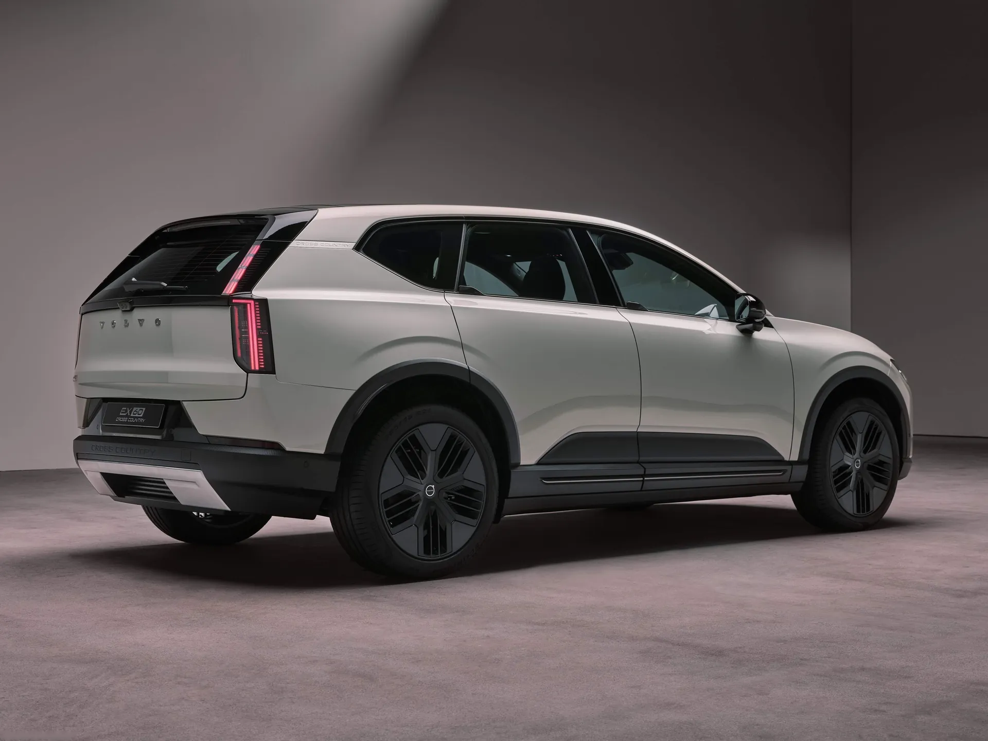 Volvo EX60 Cross Country (2027) – zadní tříčtvrteční pohled
