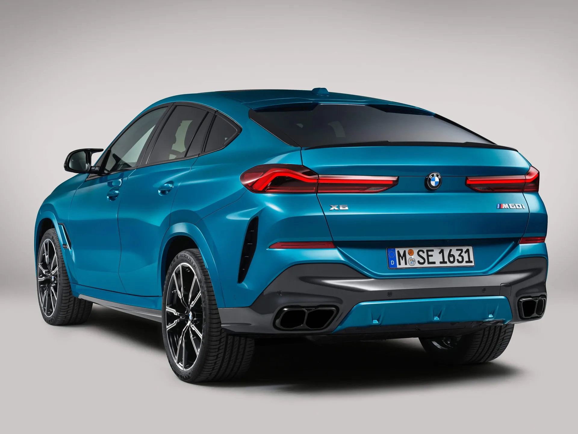 BMW X6 M60i (2024) – zadní tříčtvrteční pohled