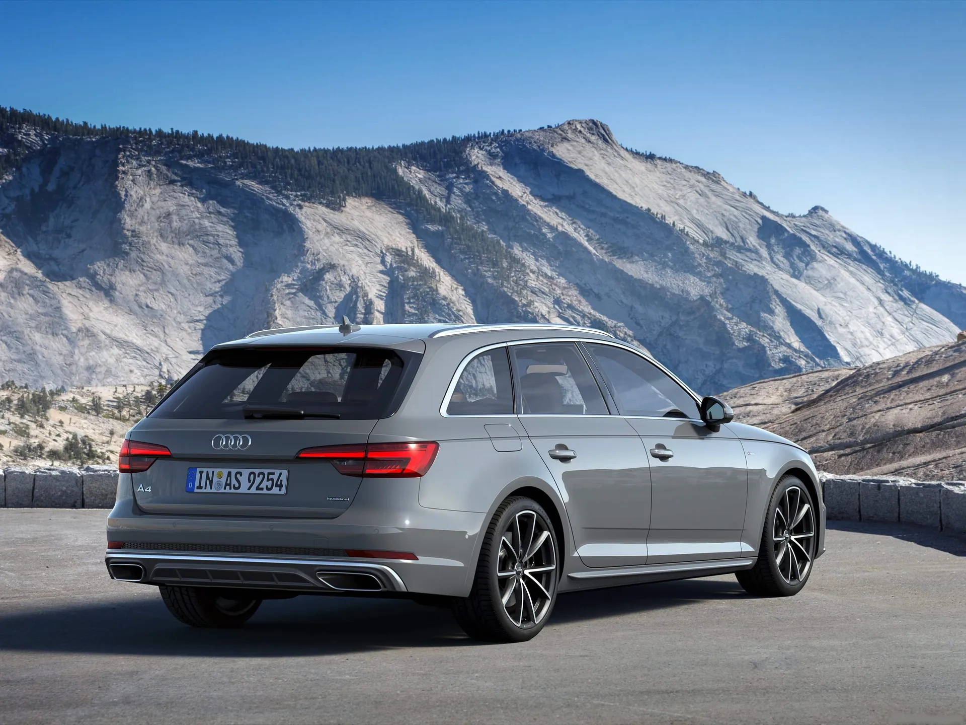 Audi A4 Avant (2019) – zadní tříčtvrteční pohled