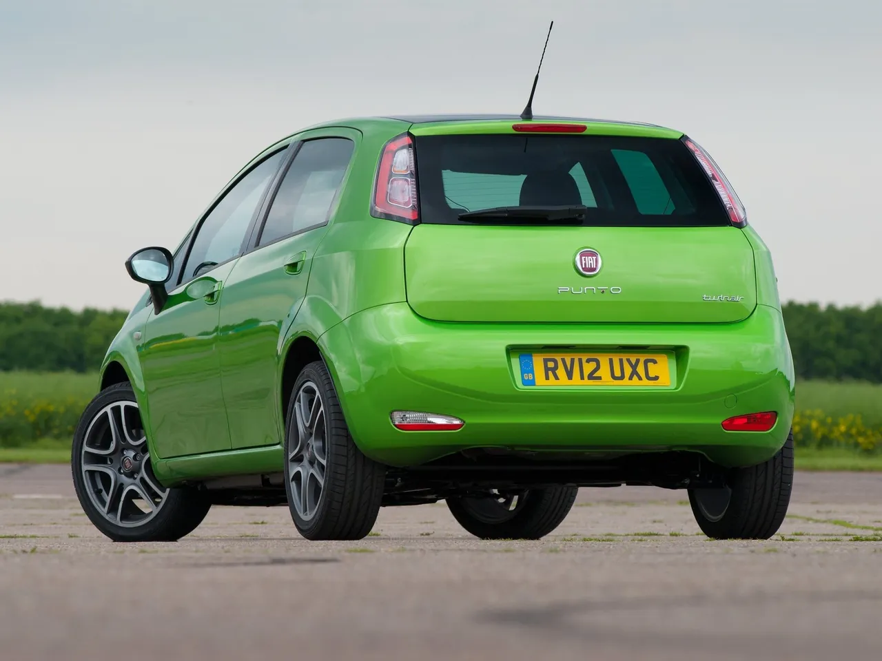 Fiat Punto (2012) – zadní tříčtvrteční pohled