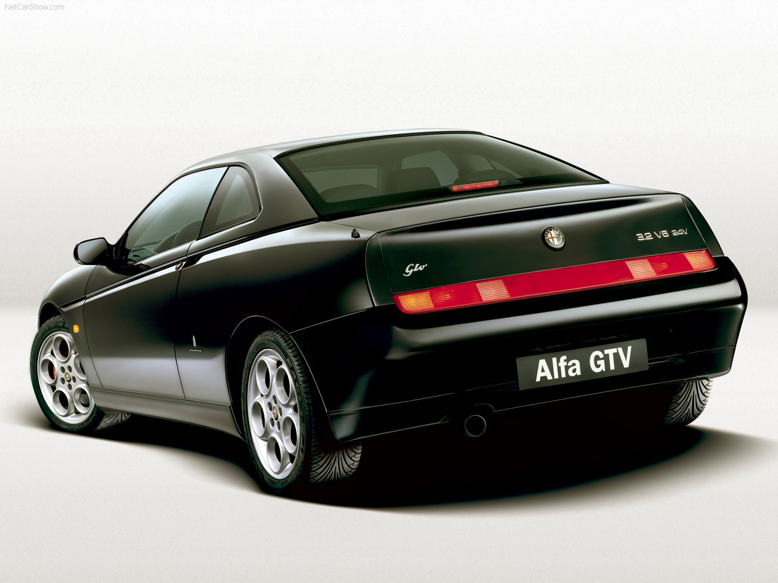 Alfa Romeo GTV (2003) – zadní tříčtvrteční pohled
