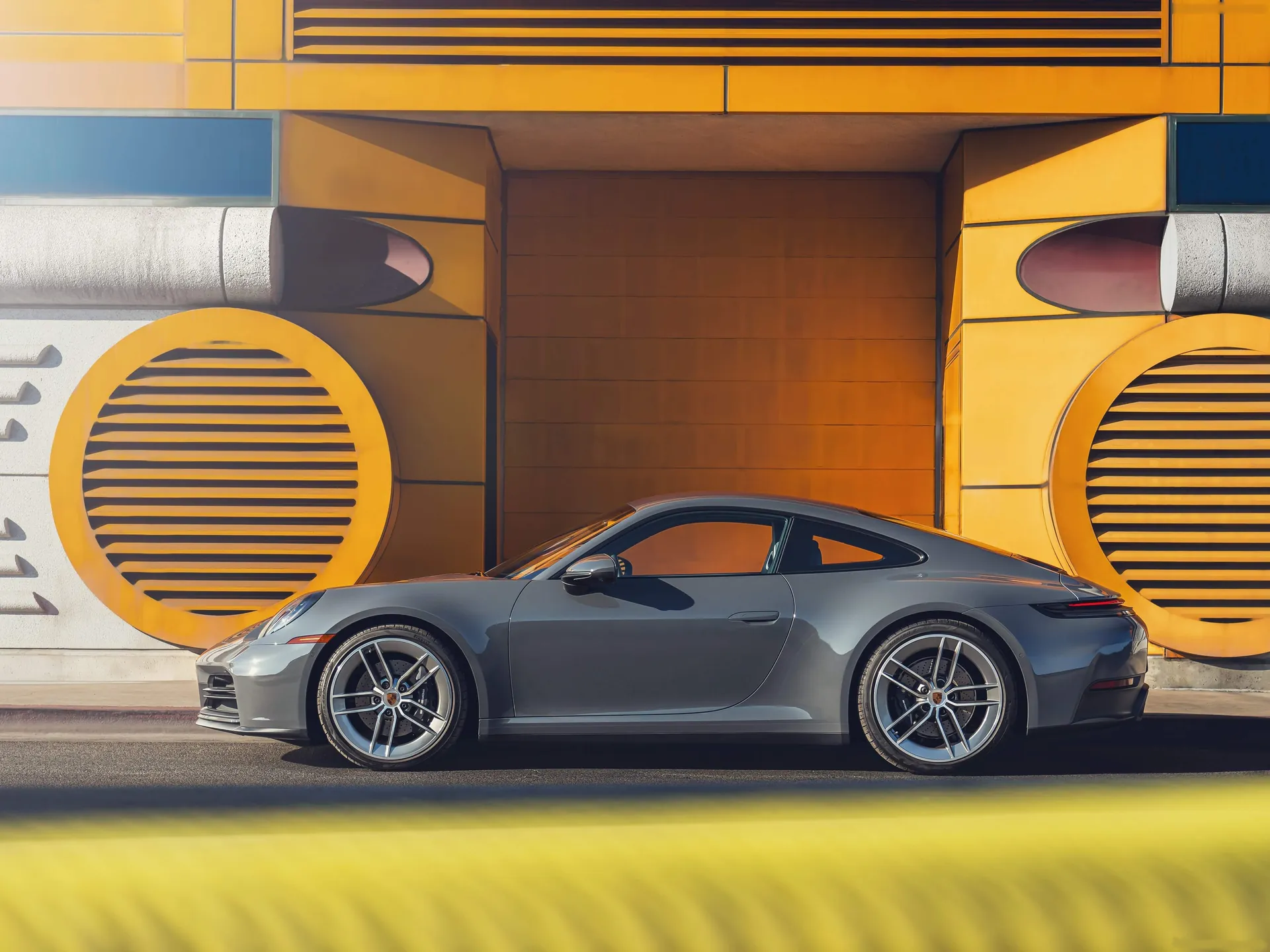 Porsche 911 Carrera (2025) – boční profil