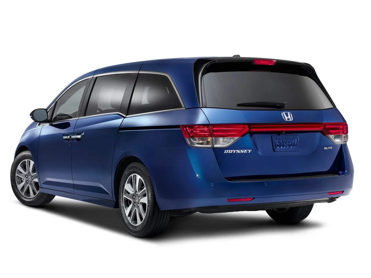Honda Odyssey Touring Elite (2014) – zadní tříčtvrteční pohled