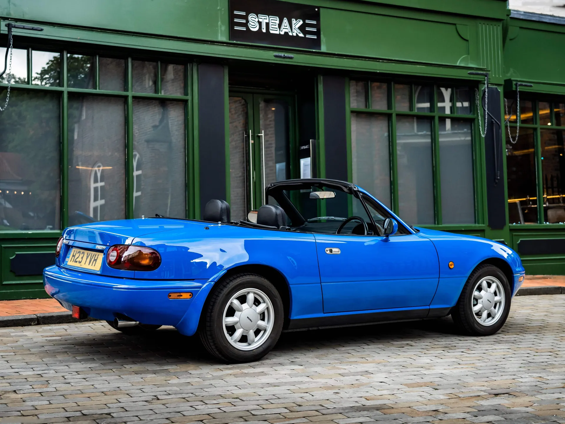 Mazda MX-5 1.6 (1990) – zadní tříčtvrteční pohled