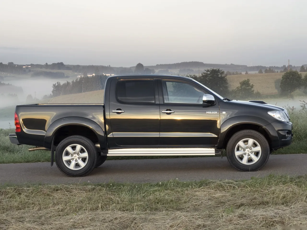 Toyota Hilux (2009) - Side Profile