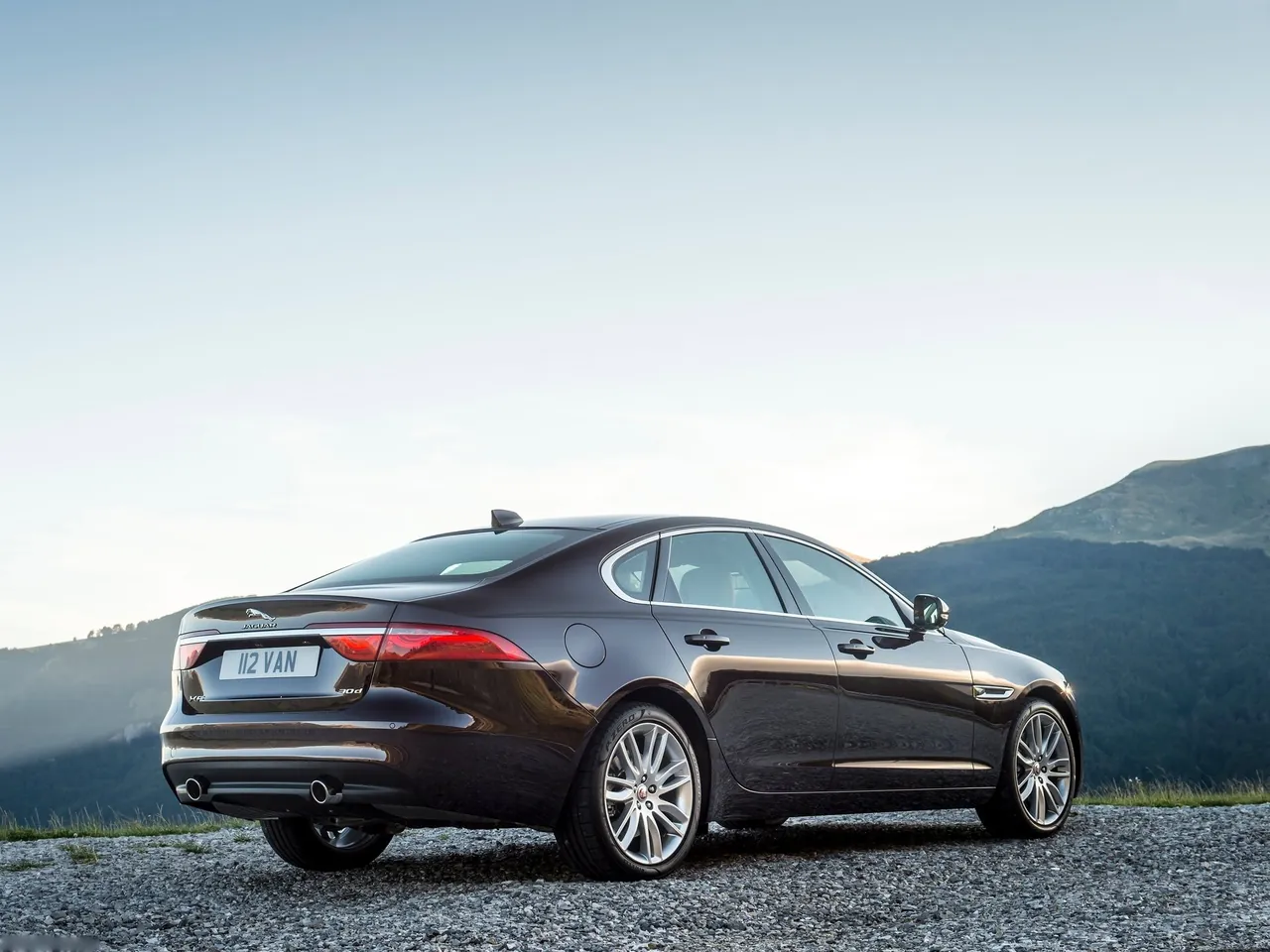 Jaguar XF (2016) – zadní tříčtvrteční pohled