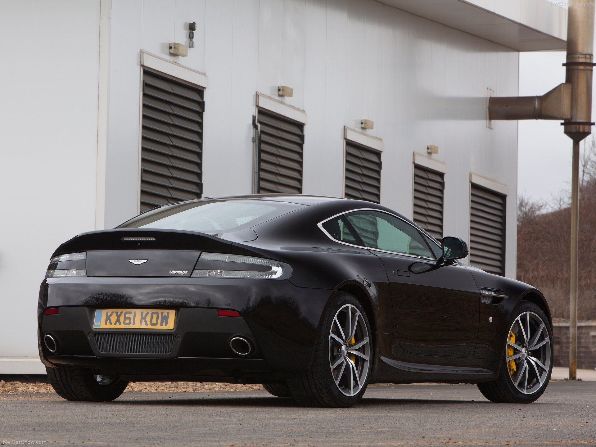 Aston Martin V8 Vantage (2012) – zadní tříčtvrteční pohled