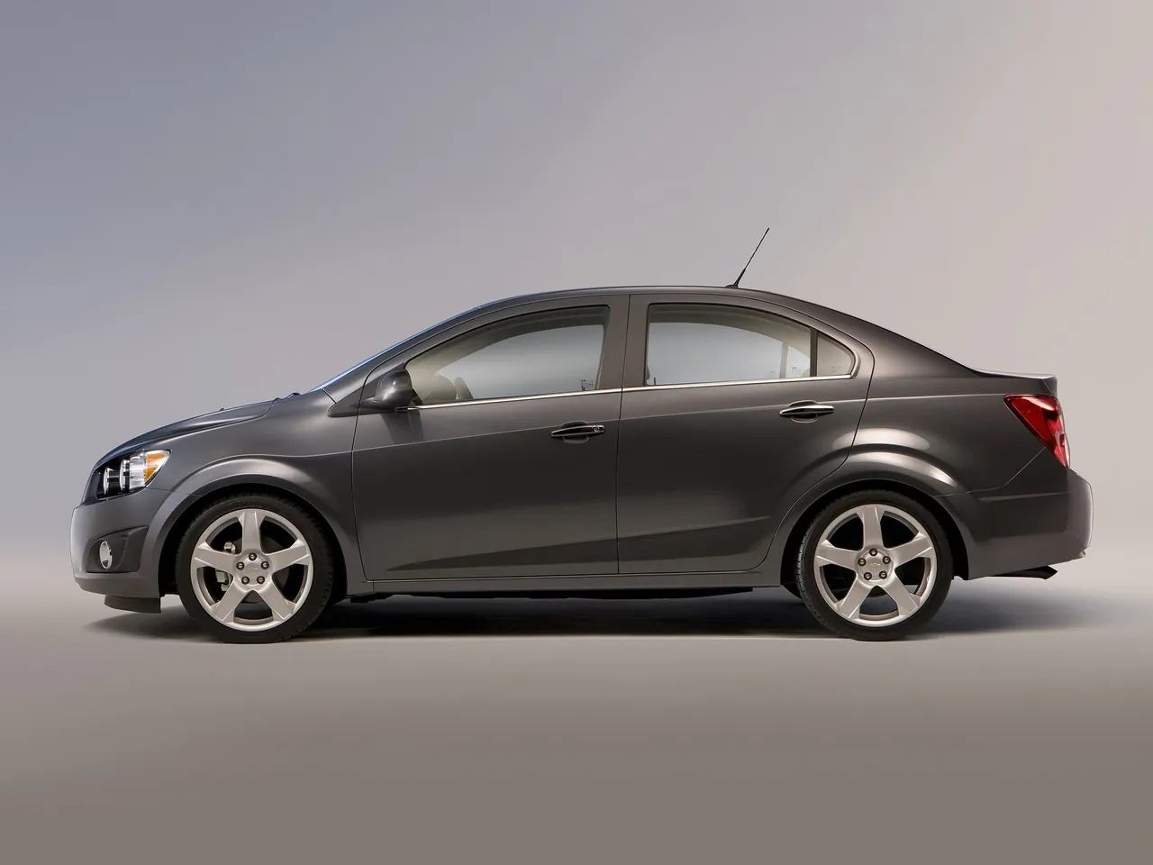 Chevrolet Sonic Sedan (2012) – boční profil
