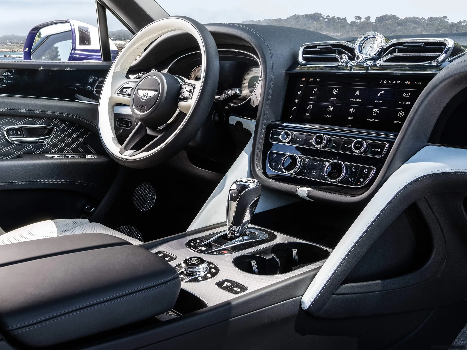 Bentley Bentayga EWB Mulliner (2024) – interiér