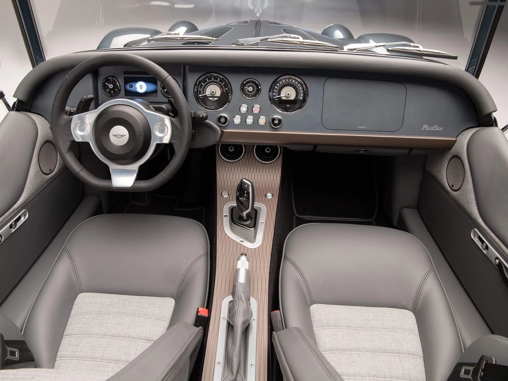 Morgan Plus Six (2023) – interiér