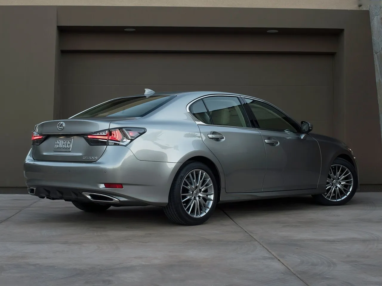 Lexus GS 200t (2016) – zadní tříčtvrteční pohled