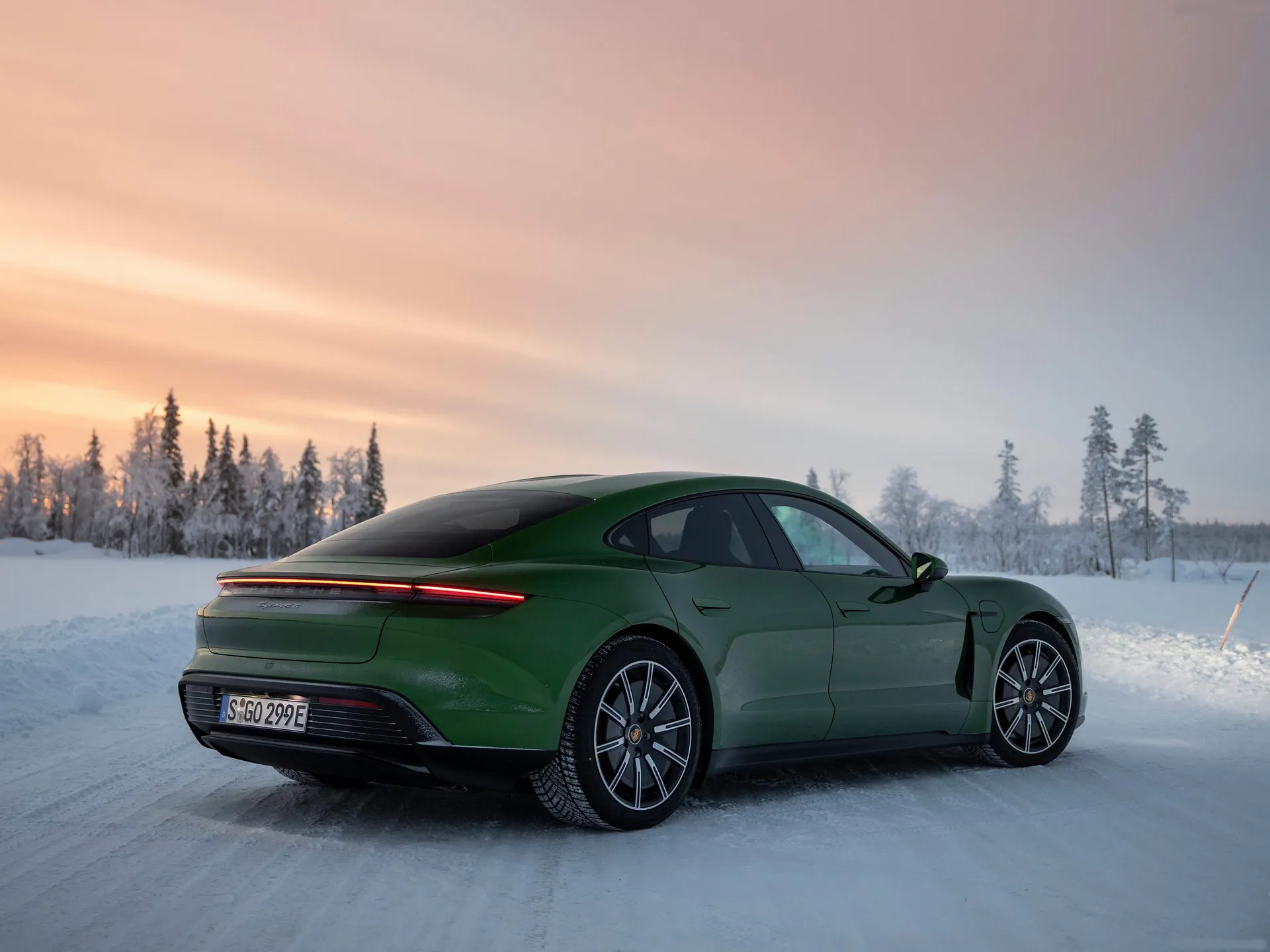 Porsche Taycan 4S (2020) – zadní tříčtvrteční pohled