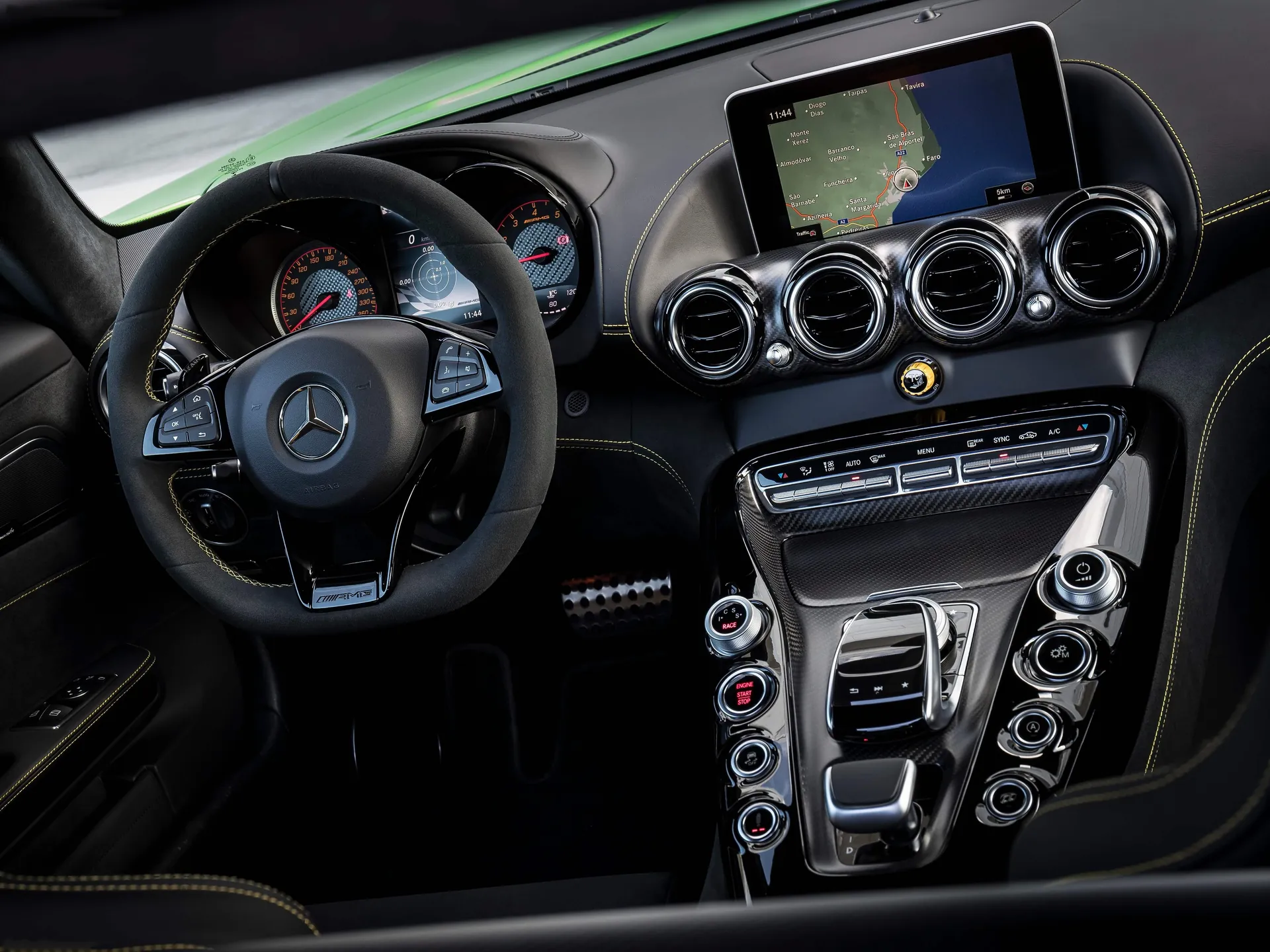 Mercedes-Benz AMG GT R (2017) – interiér