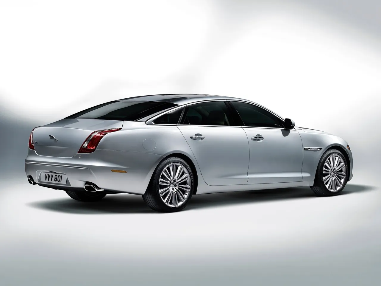Jaguar XJ (2012) – zadní tříčtvrteční pohled