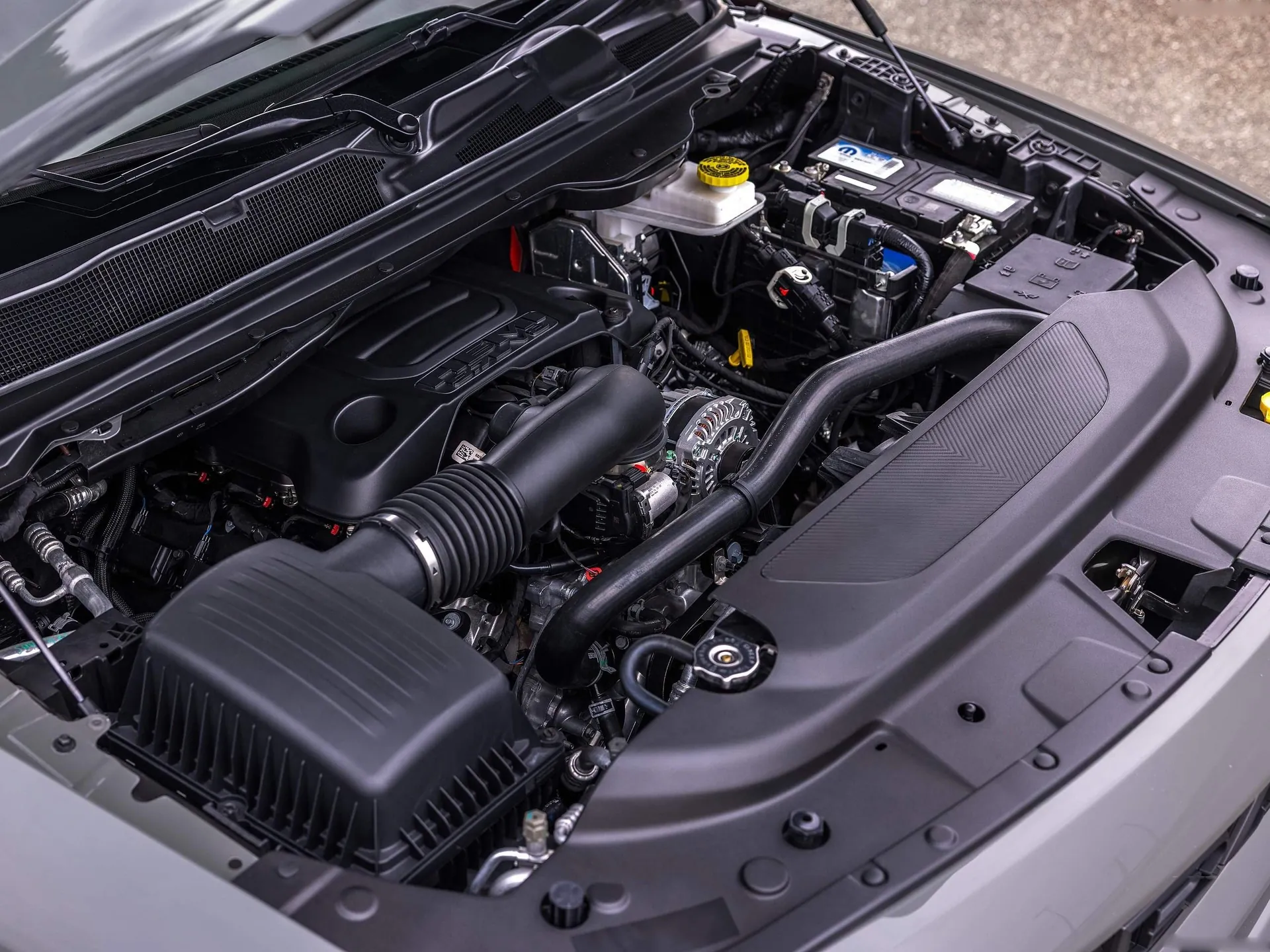 Ram 1500 Rumble Bee (2027) – motorový prostor