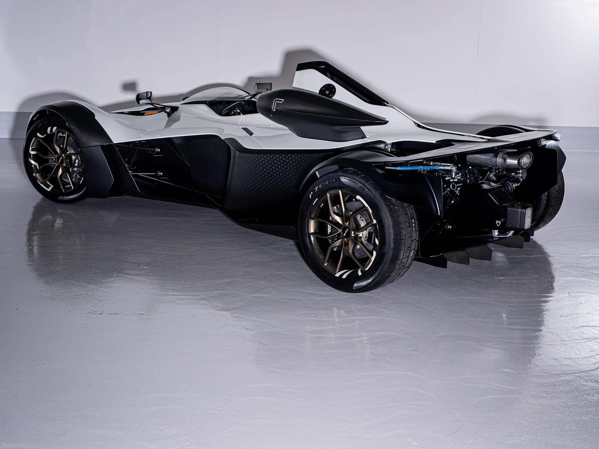 BAC Mono R (2020) – zadní tříčtvrteční pohled