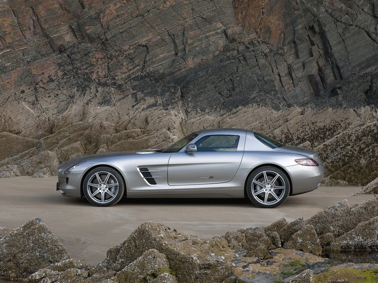 Mercedes-Benz SLS AMG [UK] (2011) – boční profil