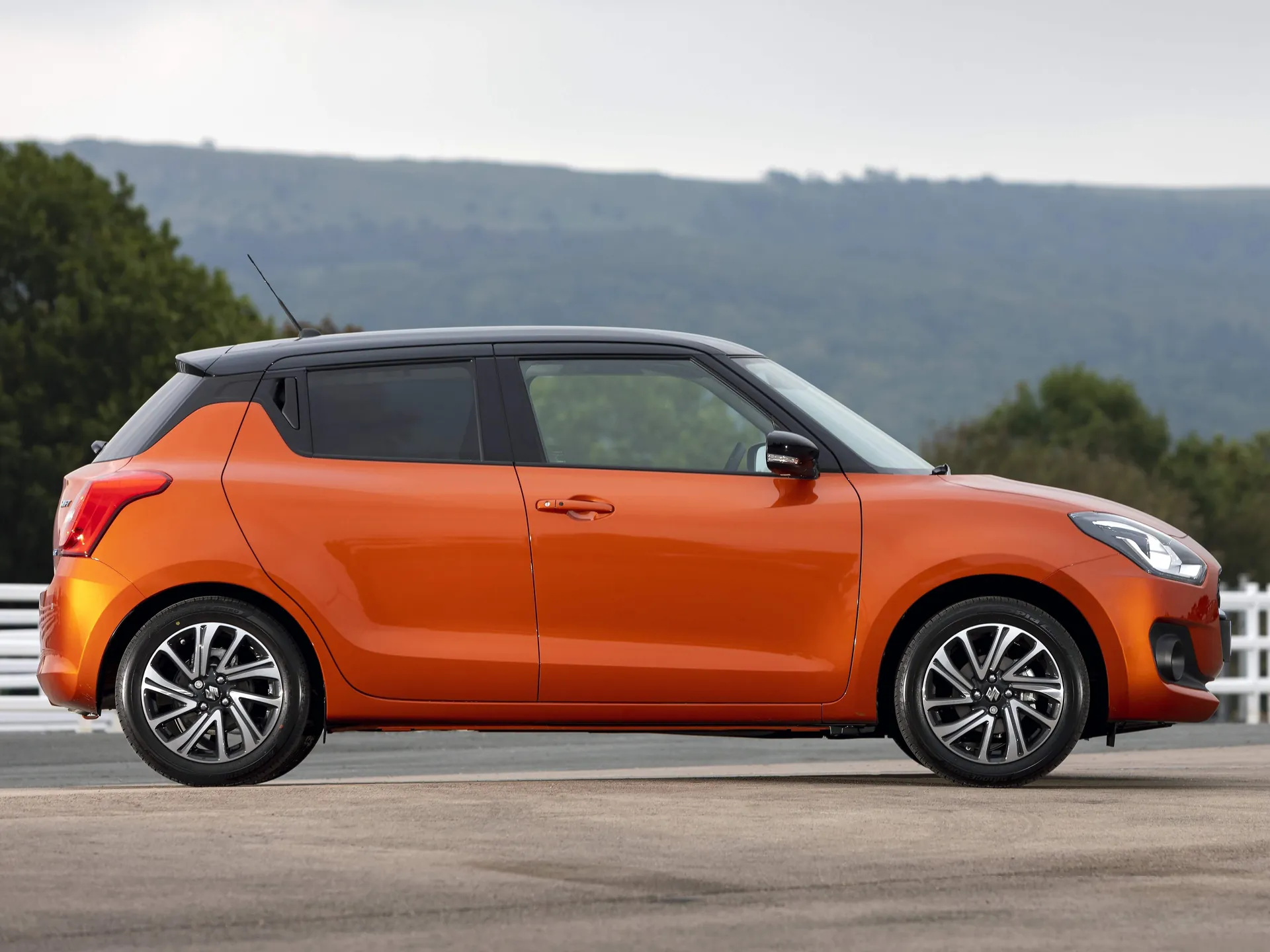 Suzuki Swift [UK] (2021) – boční profil