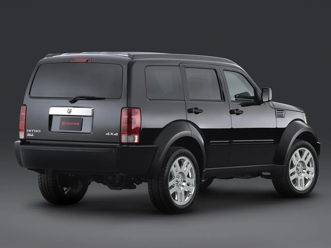 Dodge Nitro SLT (2007) – zadní tříčtvrteční pohled