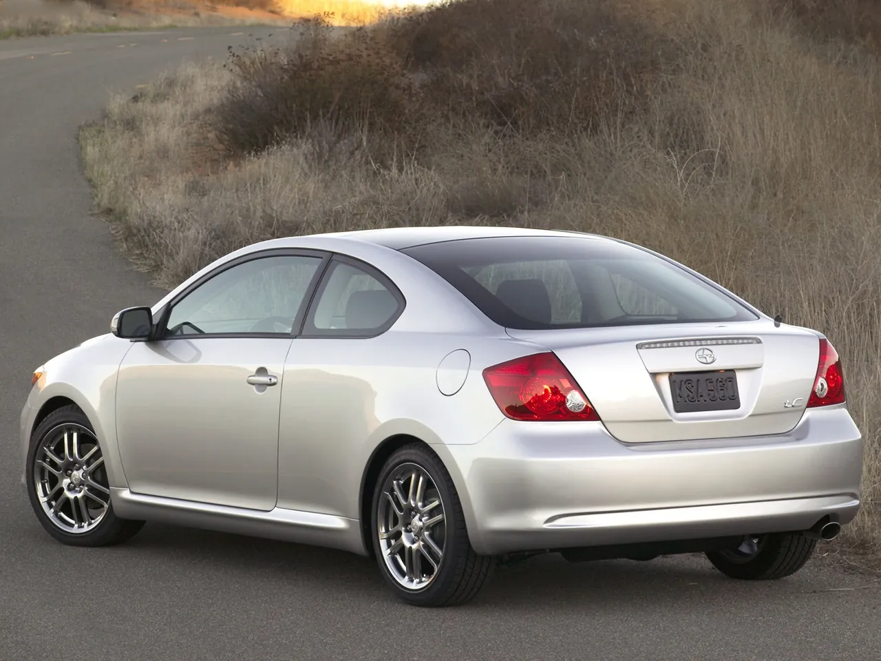 Scion tC Sport Coupe (2006) – zadní tříčtvrteční pohled