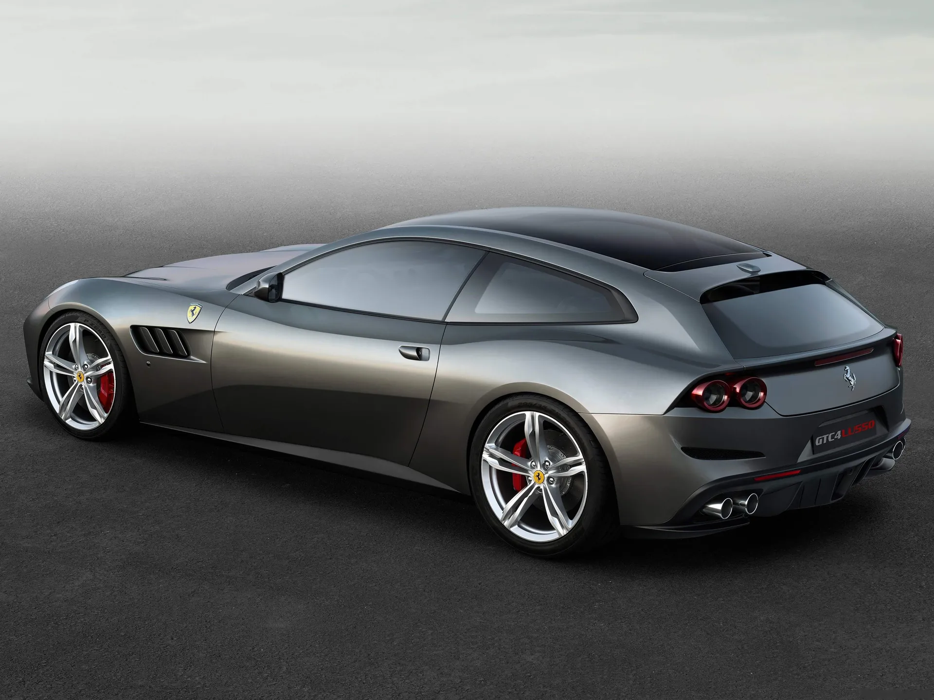 Ferrari GTC4 Lusso (2017) – zadní tříčtvrteční pohled