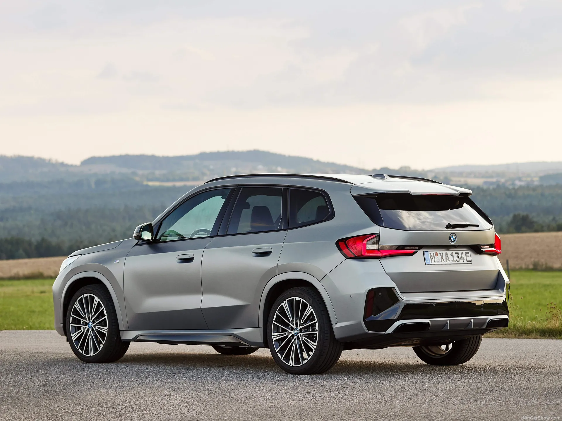 BMW iX1 (2023) – zadní tříčtvrteční pohled