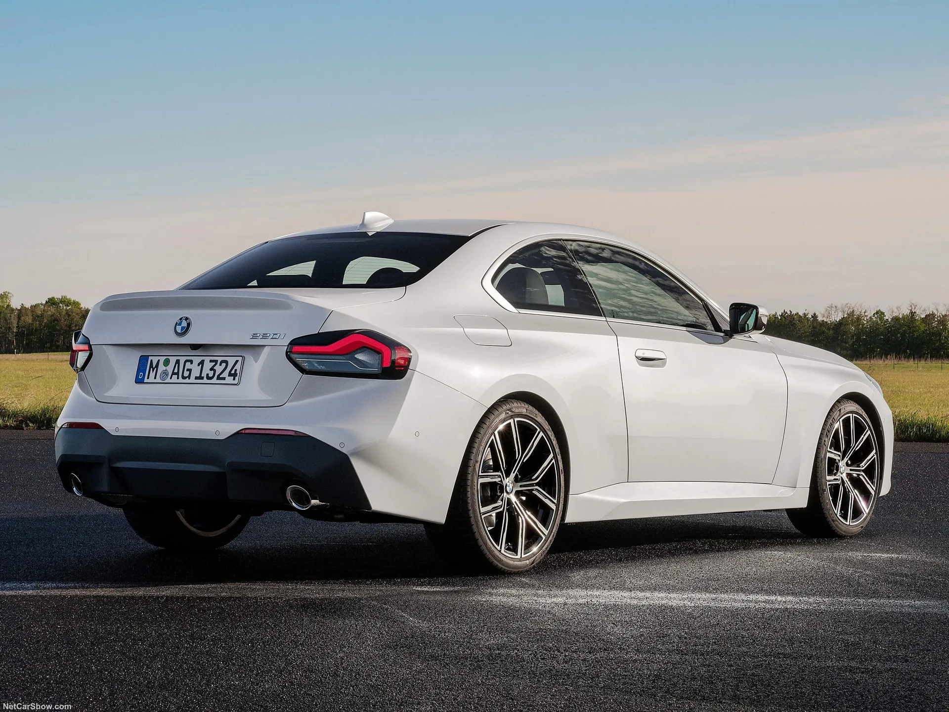 BMW 2-Series Coupe (2022) – zadní tříčtvrteční pohled