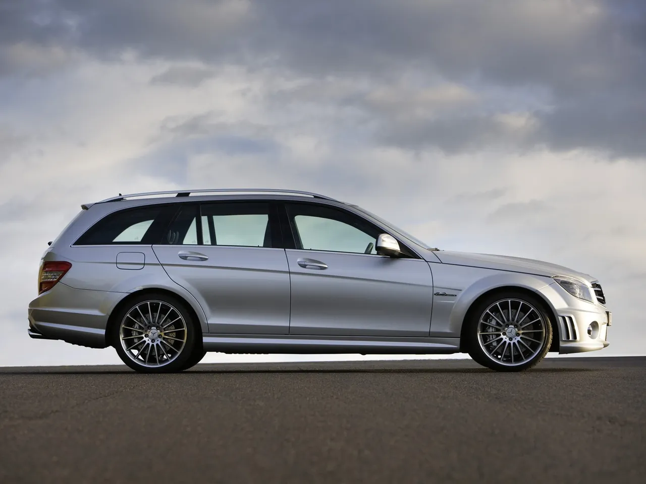 Mercedes-Benz C63 AMG Estate (2008) – boční profil