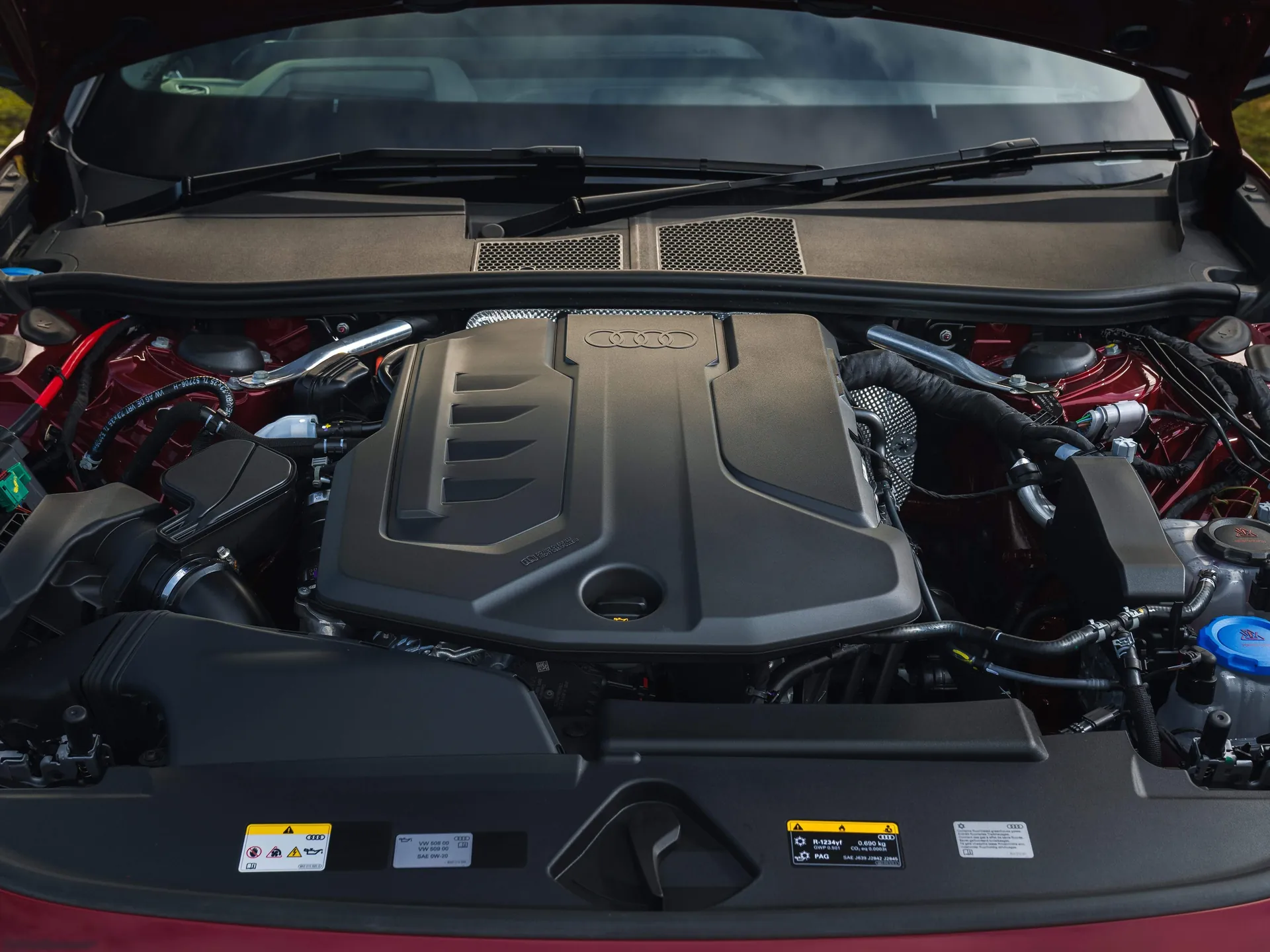 Audi A5 Avant e-hybrid [UK] (2025) – motorový prostor