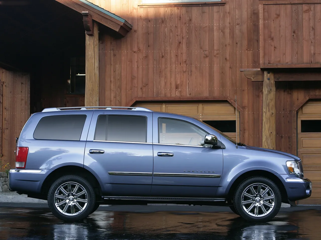 Chrysler Aspen (2007) – boční profil