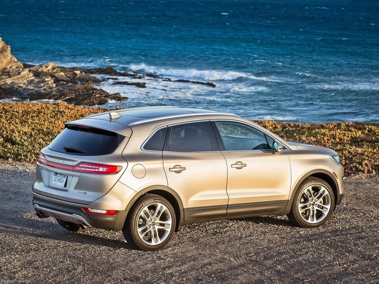 Lincoln MKC (2015) – zadní tříčtvrteční pohled