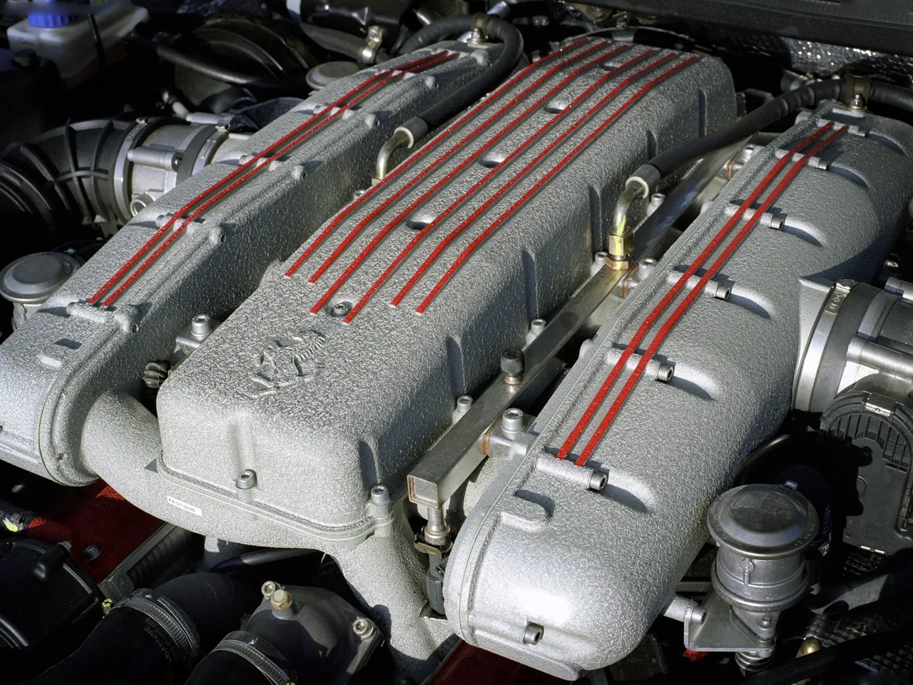 Ferrari 575M Maranello (2002) – motorový prostor